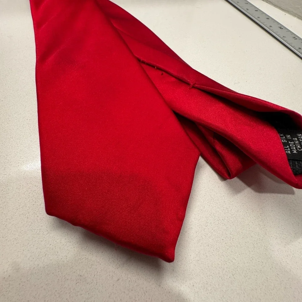 Vintage Covington Tie Red Solid 100%‎ Silk Preppy Presidential Old Money Casual